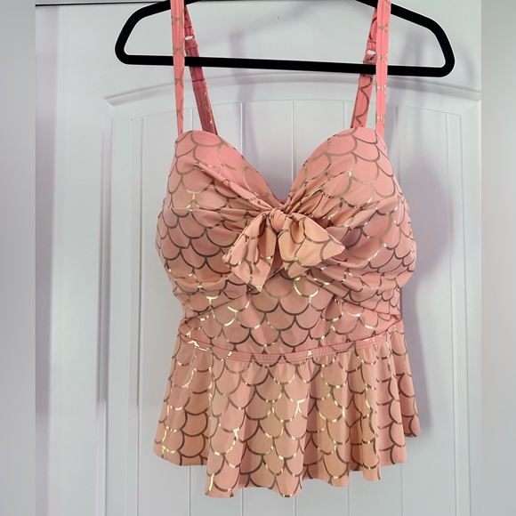 torrid Other - Torrid peach pink & Rose Gold Mermaid Pattern Peplum Hem Underwire SwimTop Sz 2R